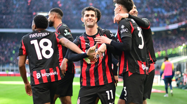 שחקני מילאן חוגגים עם כריסטיאן פולישיץ' (צילום: רויטרס)