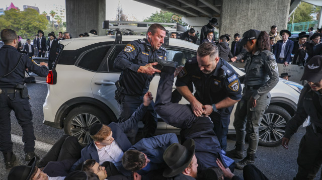 הפגנת חרדים בכביש 4 (צילום: דוד כהן, פלאש 90)