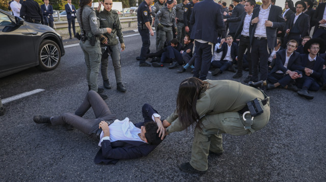 הפגנת חרדים בכביש 4 (צילום: דוד כהן, פלאש 90)