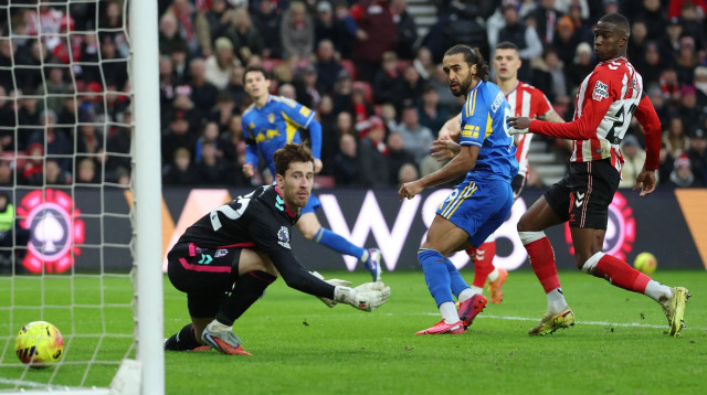 דומיניק קלברט-לואין שחקן לידס יונייטד כובש לרשת רובין רופס שוער סנדרלנד (צילום: רויטרס)