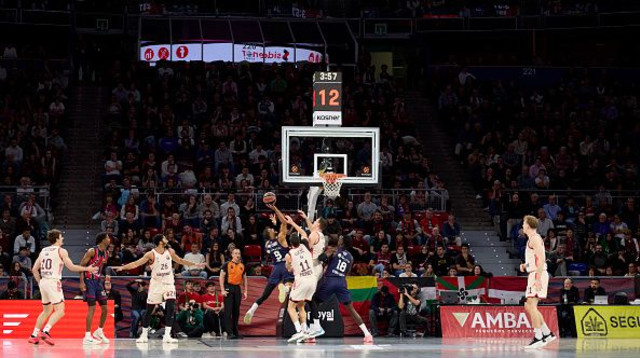 שחקני באיירן מינכן ובאסקוניה (צילום: Getty images)