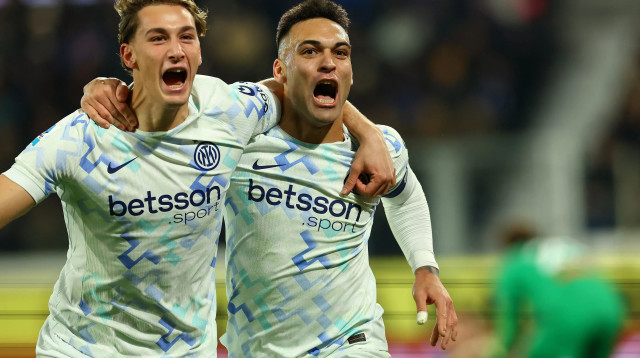 לאוטרו מרטינס שחקן אינטר חוגג שער עם פיו אספוזיטו (צילום: רויטרס)