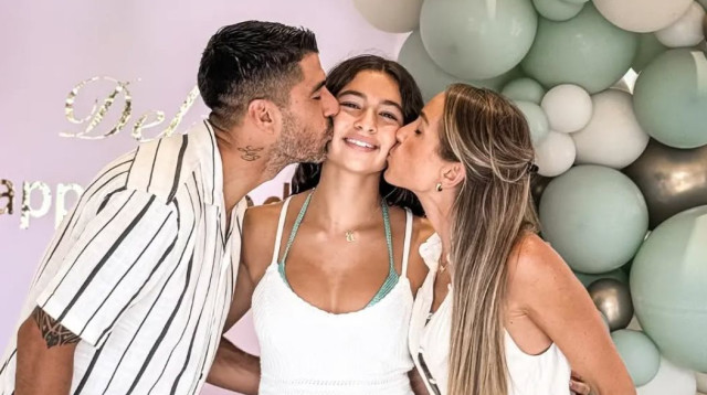 לואיס סוארס עם אשתו סופי והבת דלפינה (צילום: מסך, אינסטגרם)