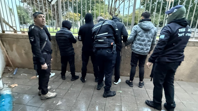 מעצר שב"חים בצפון תל אביב (צילום: דוברות המשטרה)