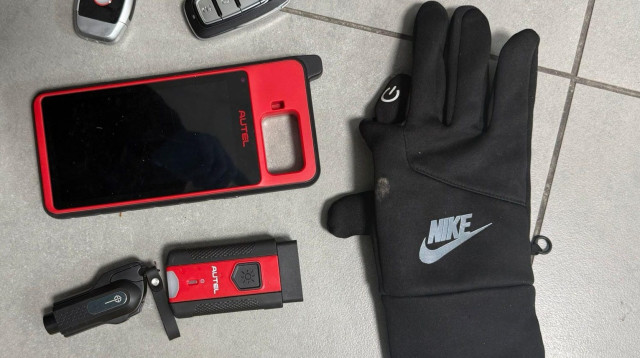 כלי הפריצה שנתפסו (צילום: דוברות המשטרה)