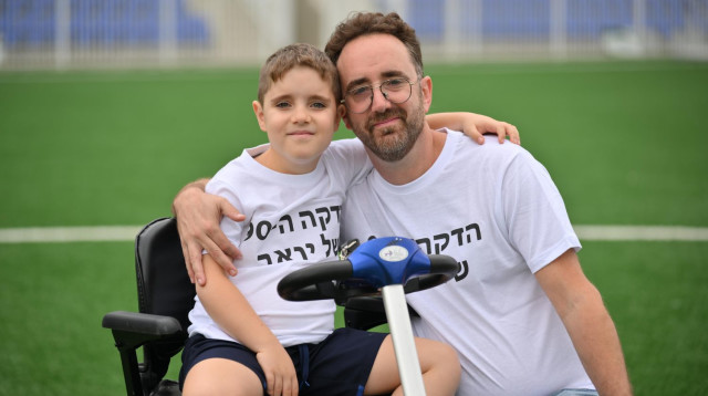 יואב בן ה-9 שחולה בדושן עם אביו עומר (צילום: באדיבות המשפחה)