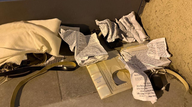 תשמישי הקדושה שהושחתו בגבעתיים (צילום: דוברות המשטרה)