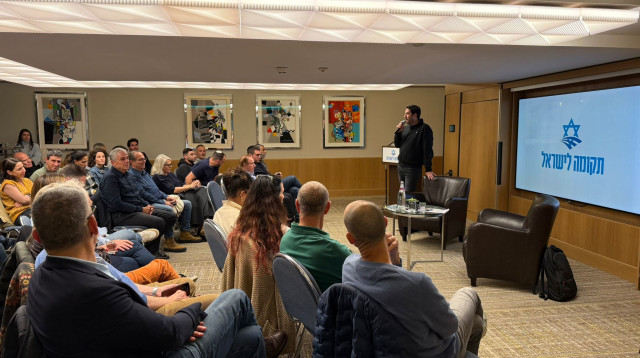 סדרת המפגשים "מדברים תקומה" של יאיר בלחובסקי (צילום: יח"צ)