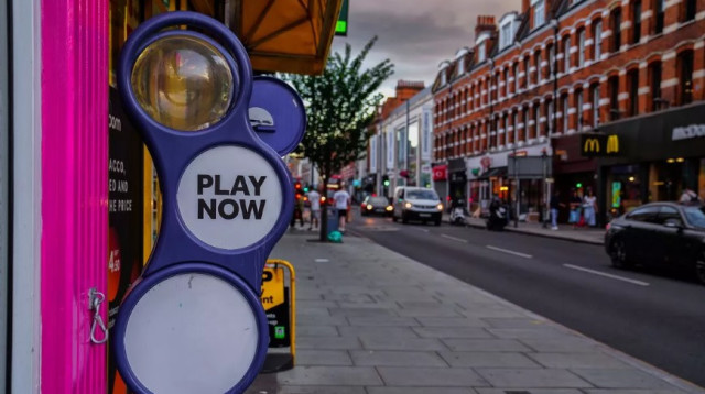 זכה בסכום מכרטיס הגירוד שאחותו קנתה לו (צילום: Getty images)