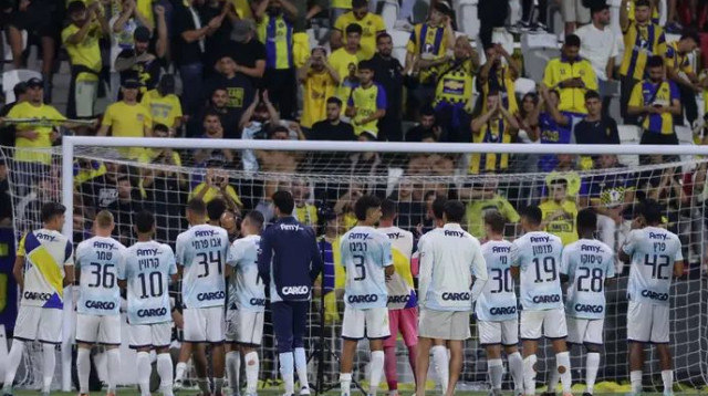 שישה משחקים בפחות משלושה שבועות. שחקני ואוהדי מכבי ת"א (צילום: מאור אלקסלסי)