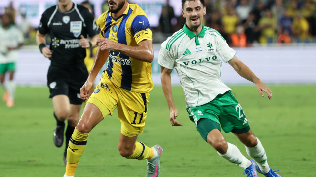 שגיב יחזקאל שחקן מכבי תל אביב לפני ילה בטאי שחקן מכבי חיפה (צילום: דני מרון)