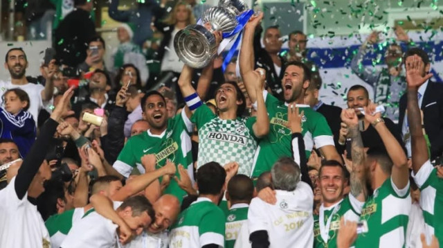 יוסי בניון ומכבי חיפה חוגגים זכייה בגביע המדינה (צילום: ערן לוף)