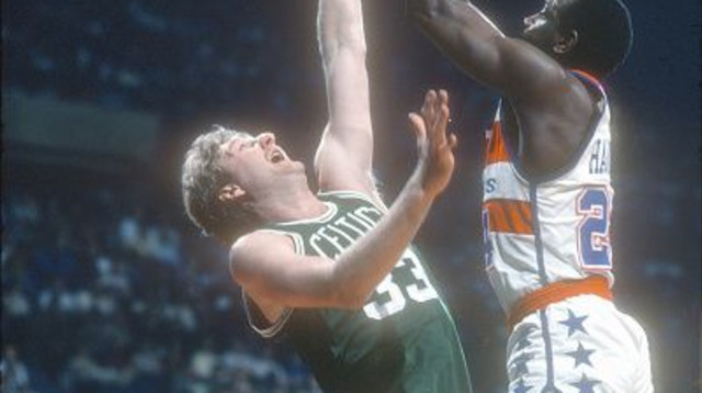 ספנסר הייווד מעל לארי בירד (צילום: Focus On Sport / Contributor)