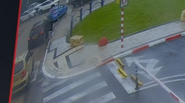 הרגע בו נעצר גנב הרכב  (צילום: צילום מסך מצלמות אבטחה)