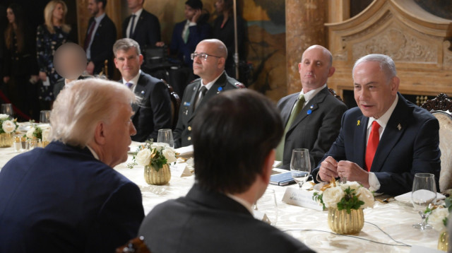 בנימין נתניהו בפגישה עם דונלד טראמפ במאר א-לאגו (צילום: עמוס בן גרשום, לע"מ)