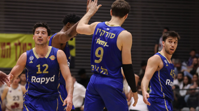 רומן סורקין, ג'ון דיברתולומיאו, תמיר בלאט, ג'יילן הורד, מכבי תל אביב (צילום: מאור אלקסלסי)