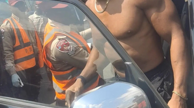 המתאגרף אנתוני ג'ושוע אחרי התאונה שעבר (צילום: רויטרס)