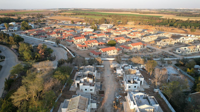 עבודות הבנייה החדשה בקיבוץ בארי (צילום: מנהלת תקומה)