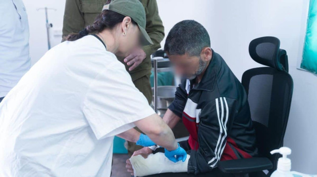 טיפול בפצועים מסוריה (צילום: דובר צהל)