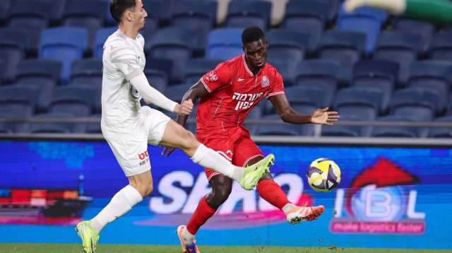 סאנה גומס שחקן הפועל חיפה מול אלון אזוגי שחקן בני סכנין (צילום: מאור אלקסלסי)