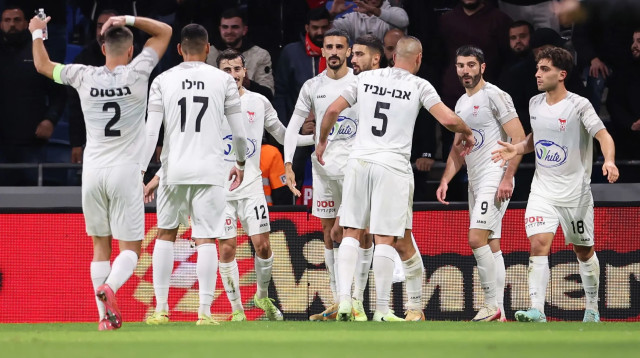 שחקני בני סכנין חוגגים (צילום: מאור אלקסלסי)