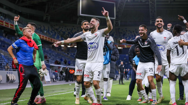 שחקני בני סכנין חוגגים (צילום: מאור אלקסלסי)