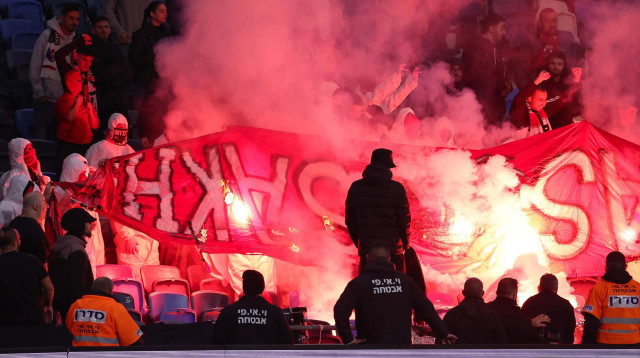 אבוקות ביציע אוהדי הפועל חיפה, שריפת שלט של אוהדי בני סכנין (צילום: מאור אלקסלסי)