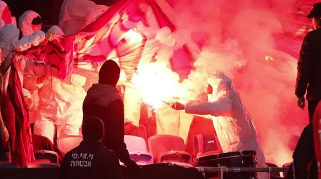 הצתת השלט ביציע (צילום: מאור אלקסלסי)