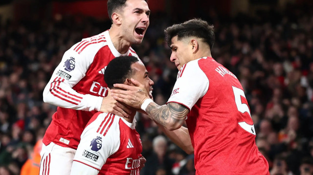 שחקני ארסנל חוגגים (צילום: רויטרס)