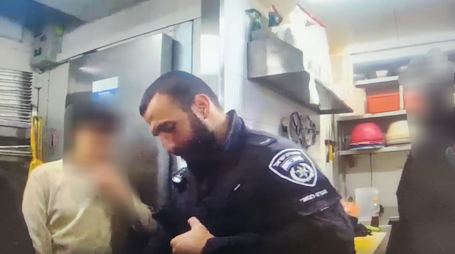 שוטרים בפלאפל גבאי (צילום: דוברות המשטרה)