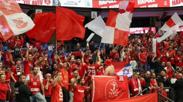 מילאו את ההיכל עד אפס מקום. אוהדי הפועל (צילום: דני מרון)