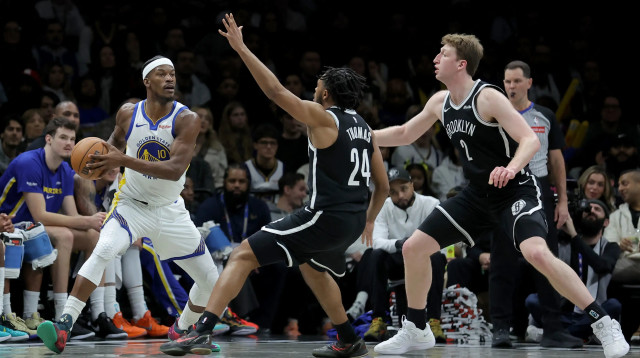 שחקן גולדן סטייט ווריירס, ג'ימי באטלר, מול דני וולף, ברוקלין נטס (צילום: רויטרס)