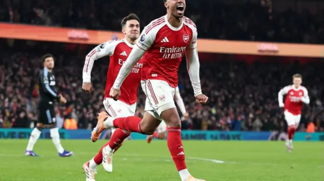 כך חוגגים חזרה להרכב אחרי חודש וחצי. גבריאל (צילום: רויטרס)