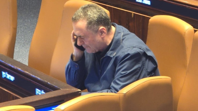 ישראל כ"ץ שכח את הטלפון במזנון הכנסת  (צילום: ללא קרדיט)