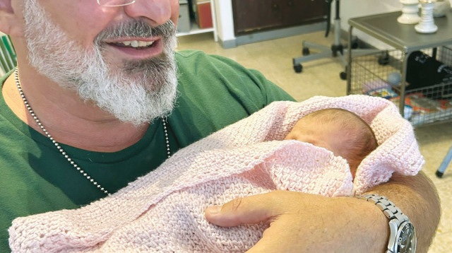 ניר קיפניס ונכדתו (צילום: פרטי)