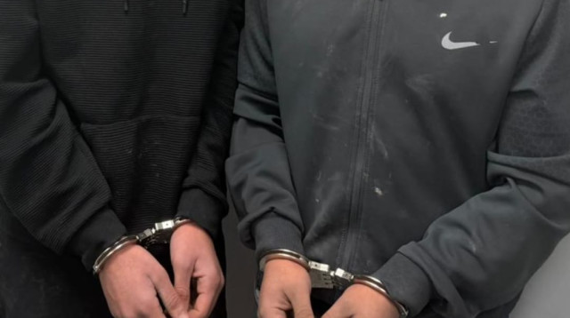 תושבי מזרח ירושלים שנעצרו בחשד לתלישת מזוזות בבני ברק (צילום: דוברות המשטרה)