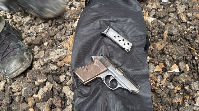 אקדח שנתפס בטייבה (צילום: אלון חכמון)