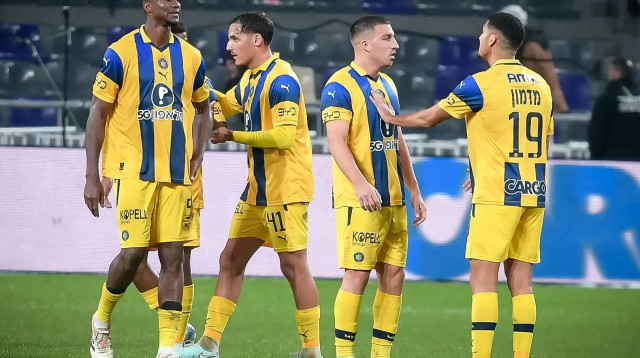 אלעד מדמון, אושר דוידה, איתי בן חמו, מוחמד עלי קמארה שחקני מכבי תל אביב מאוכזבים (צילום: אריאל שלום)