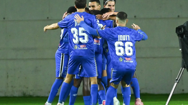 שחקני הפועל פתח תקוה חוגגים (צילום: ברני ארדוב)