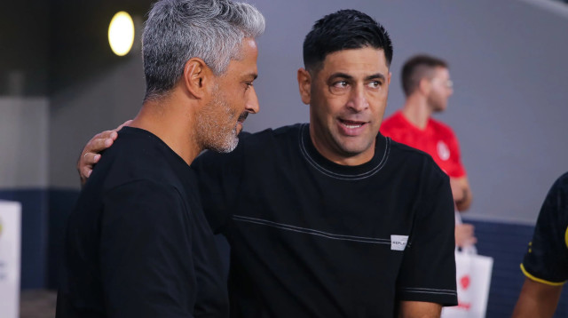 אליניב ברדה מאמן הפועל תל אביב עם ברק יצחקי מאמן בית"ר ירושלים (צילום: מאור אלקסלסי)