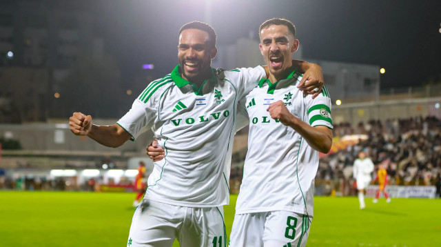 דולב חזיזה, קנג'י גורה שחקני מכבי חיפה חוגגים (צילום: לירון מולדובן)