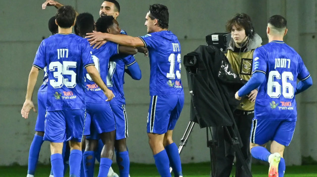 שחקני הפועל פתח תקוה חוגגים עם ג'יימס אדניי (צילום: ברני ארדוב)