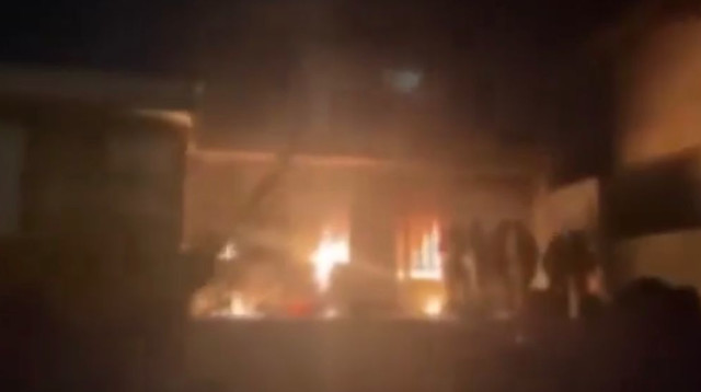 מפגינים איראנים מציתים מפקדה בסיג'  (צילום: רשתות ערביות)