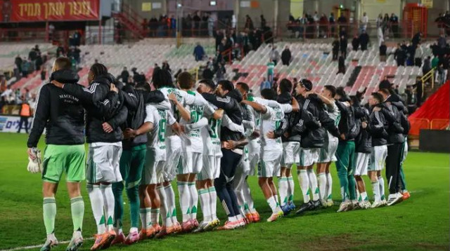 שחקני מכבי חיפה חוגגים בסיום (צילום: לירון מולדובן)