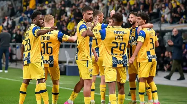 "אין דרך אחרת". שחקני מכבי תל אביב (צילום: אריאל שלום)