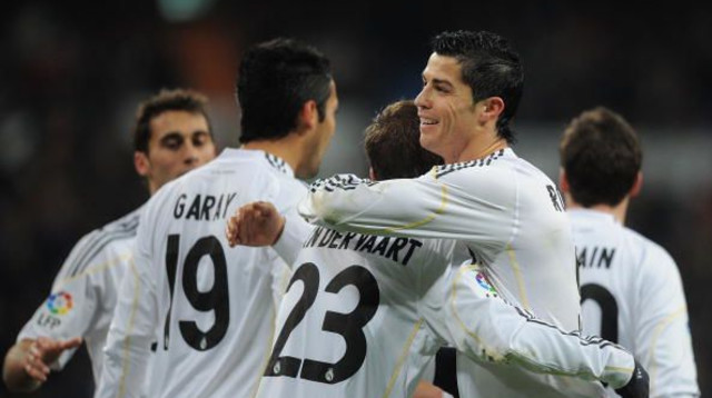 שחקני ריאל מדריד חוגגים, עונת 2009/10 (צילום: Denis Doyle)