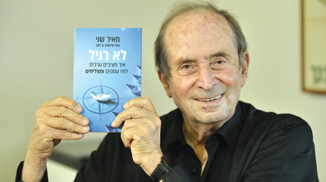 מאיר שני עם ספרו האוטוביוגרפי ״לא רגיל - איך מציבים ערכים לפני עסקים, ומצליחים" (צילום: ראובן קסטרו)