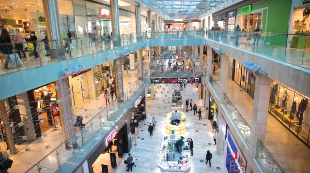 מבלים בקניון (צילום: מרים אלסטר פלאש 90)