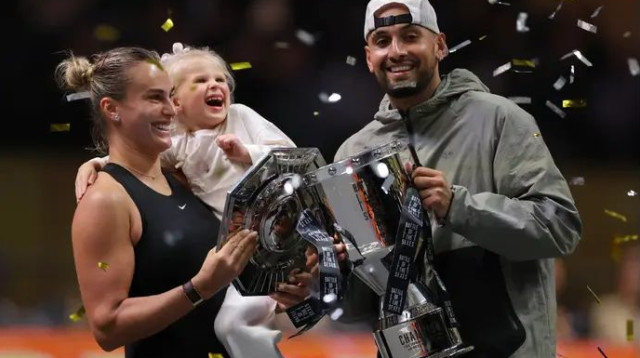 ניס קיריוס עם הגביע בסיום, ארינה סבאלנקה עם בת הסנדקות שלה (צילום: רויטרס)