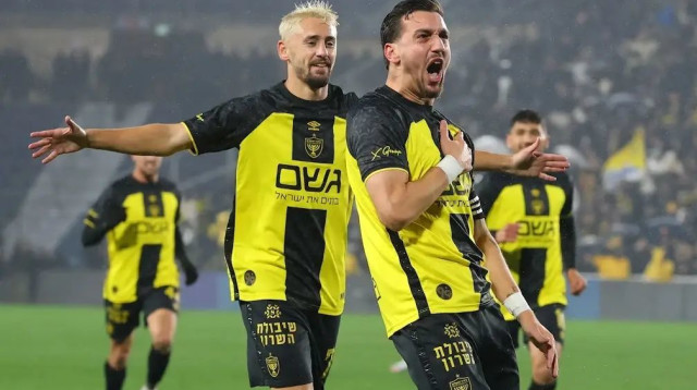 שחקני בית"ר ירושלים, ירדן שועה, עומר אצילי (צילום: אודי ציטיאט)